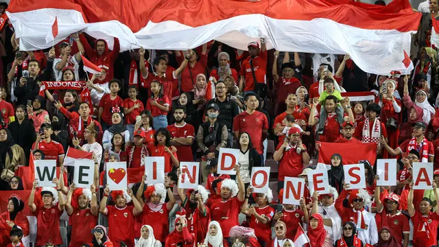 Para suporter Indonesia memberi dukungan saat Timnas Indonesia U-23 menghadapi Irak U-23 pada laga perebutan tempat ketiga Piala Asia U-23 2024